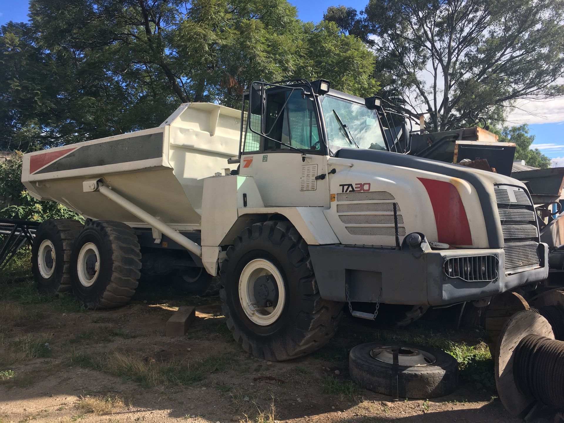 Camión articulado de terracerías de Grupo GTC en obra