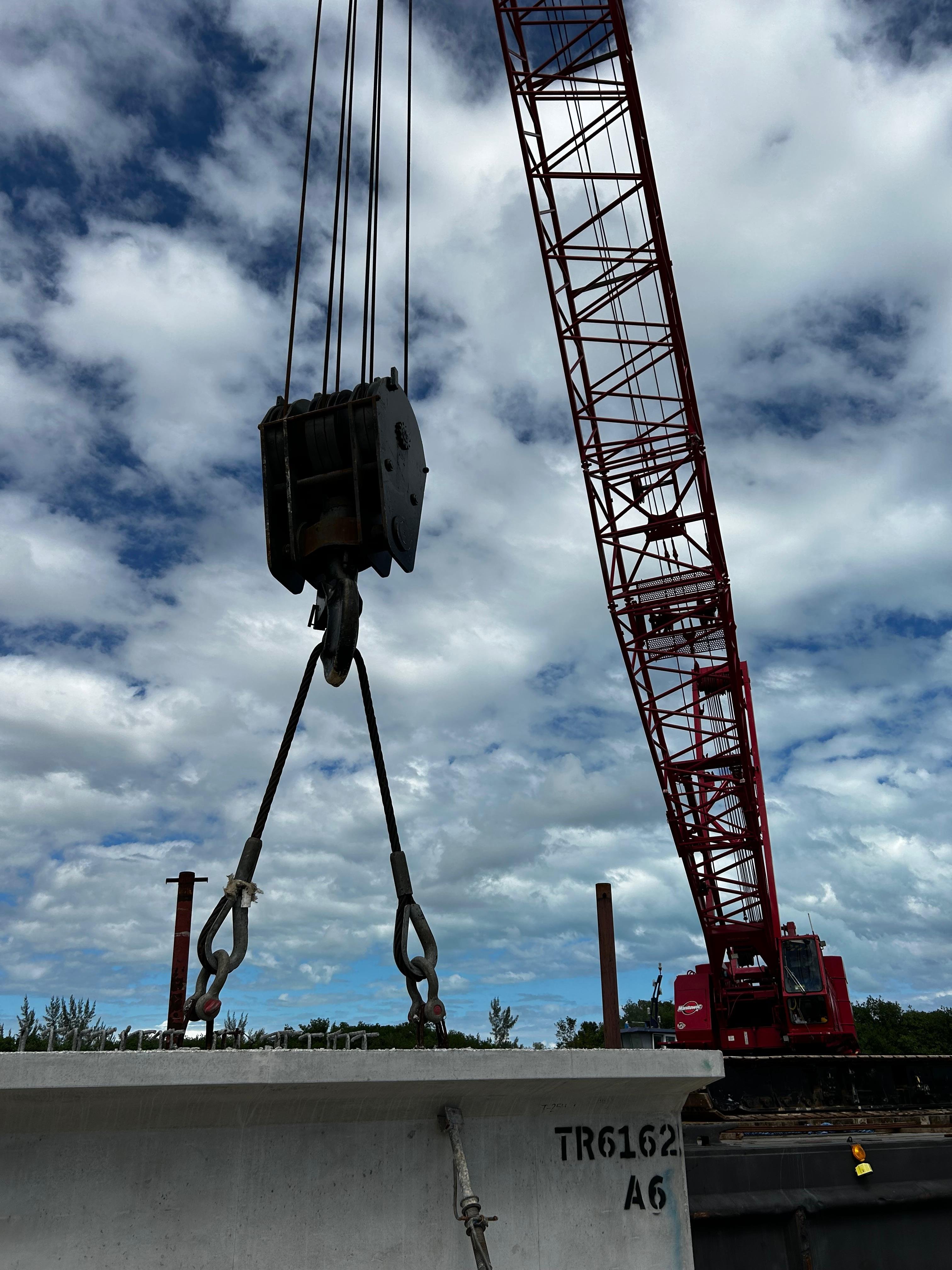 Gancho de grúa estructural izando trabe de concreto