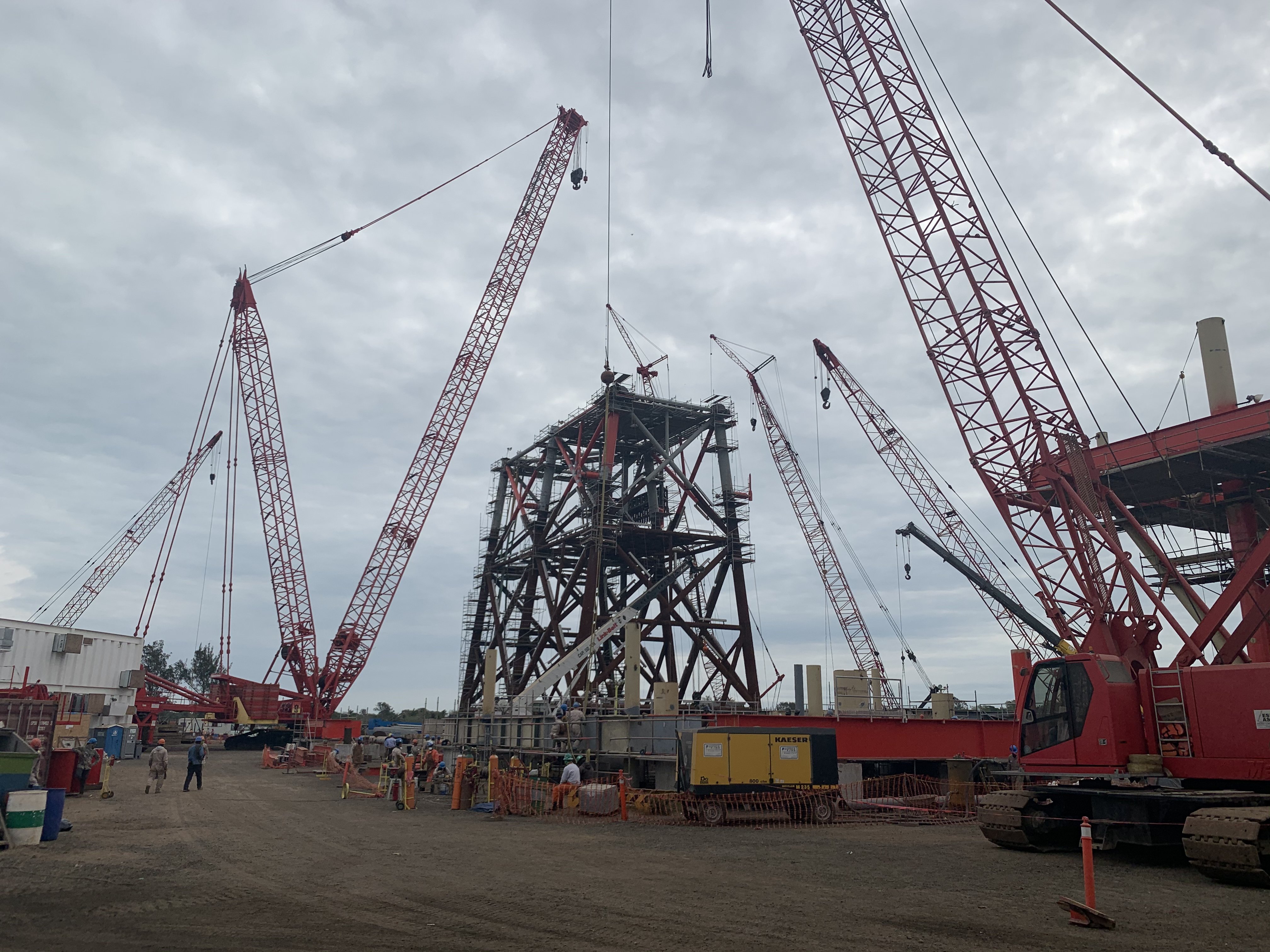 Grúas estructurales en izaje conjunto de estructura industrial