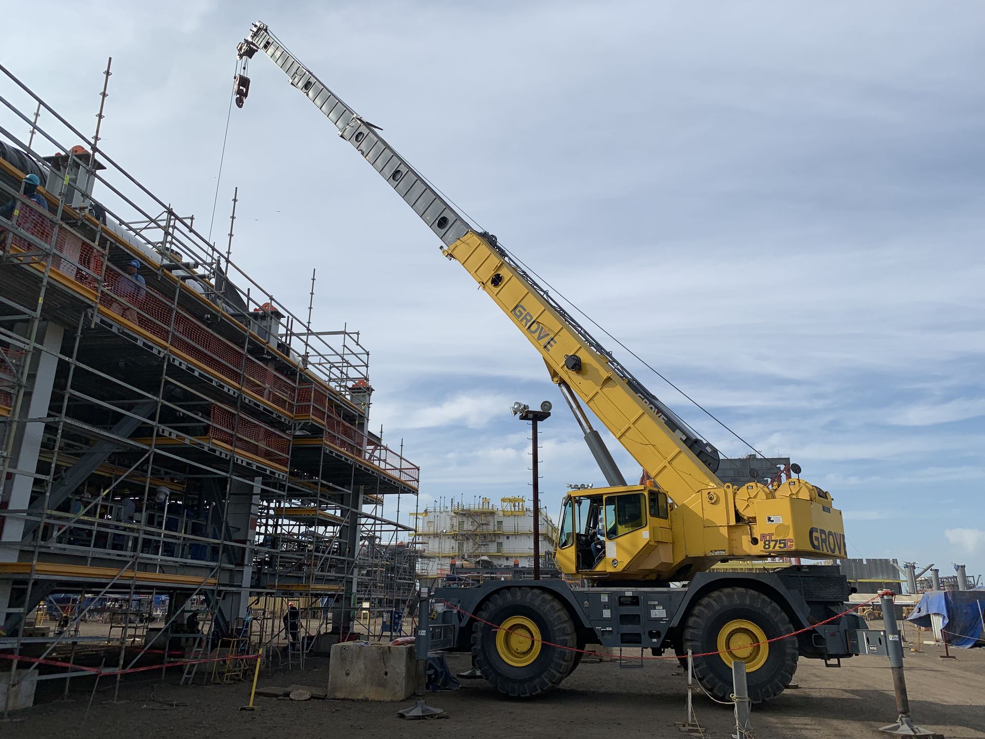 Grúa RT hidráulica de Grupo GTC en obra con andamiaje