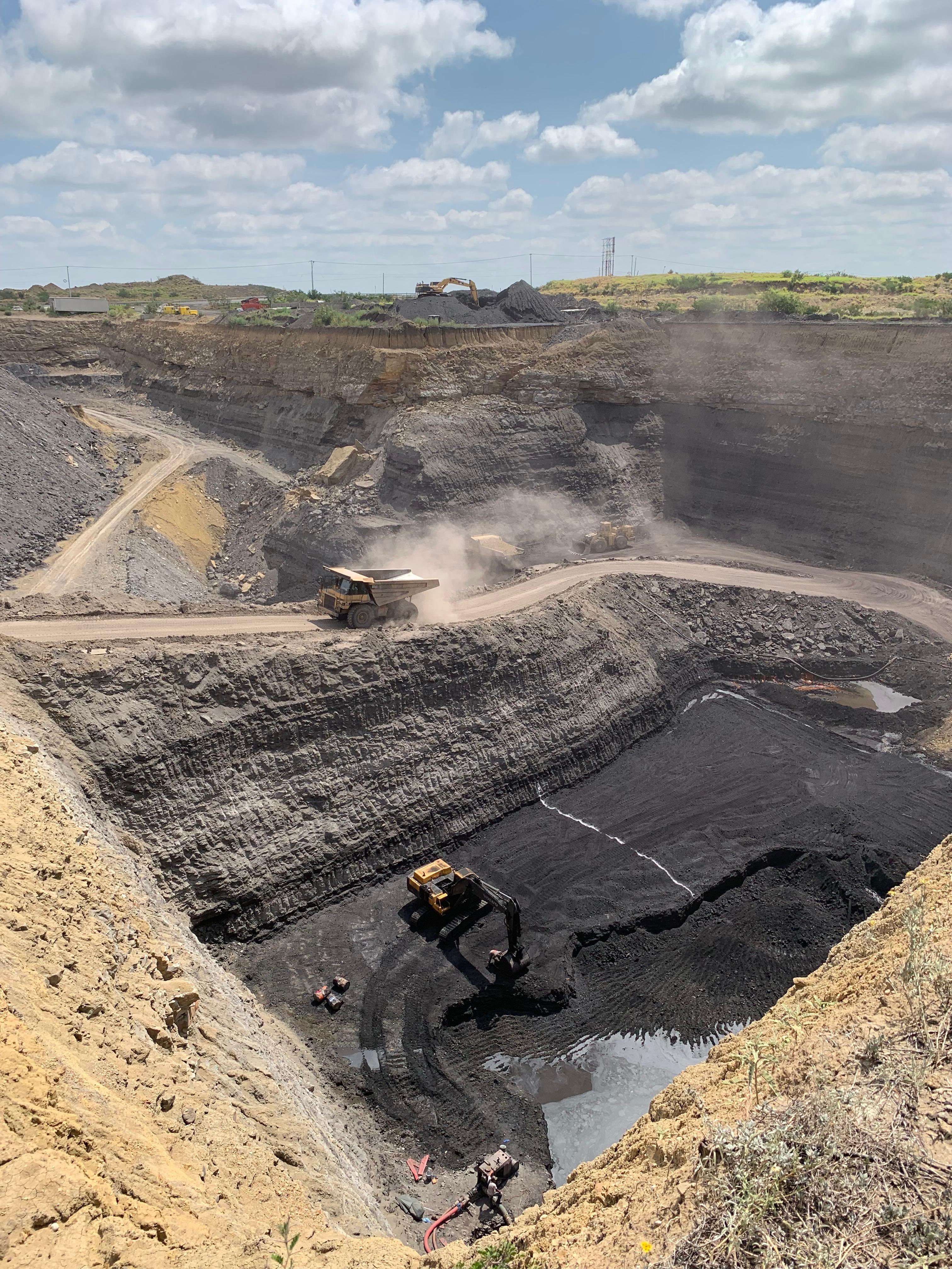 Vista panorámica de tajo de carbón con excavadora Volvo