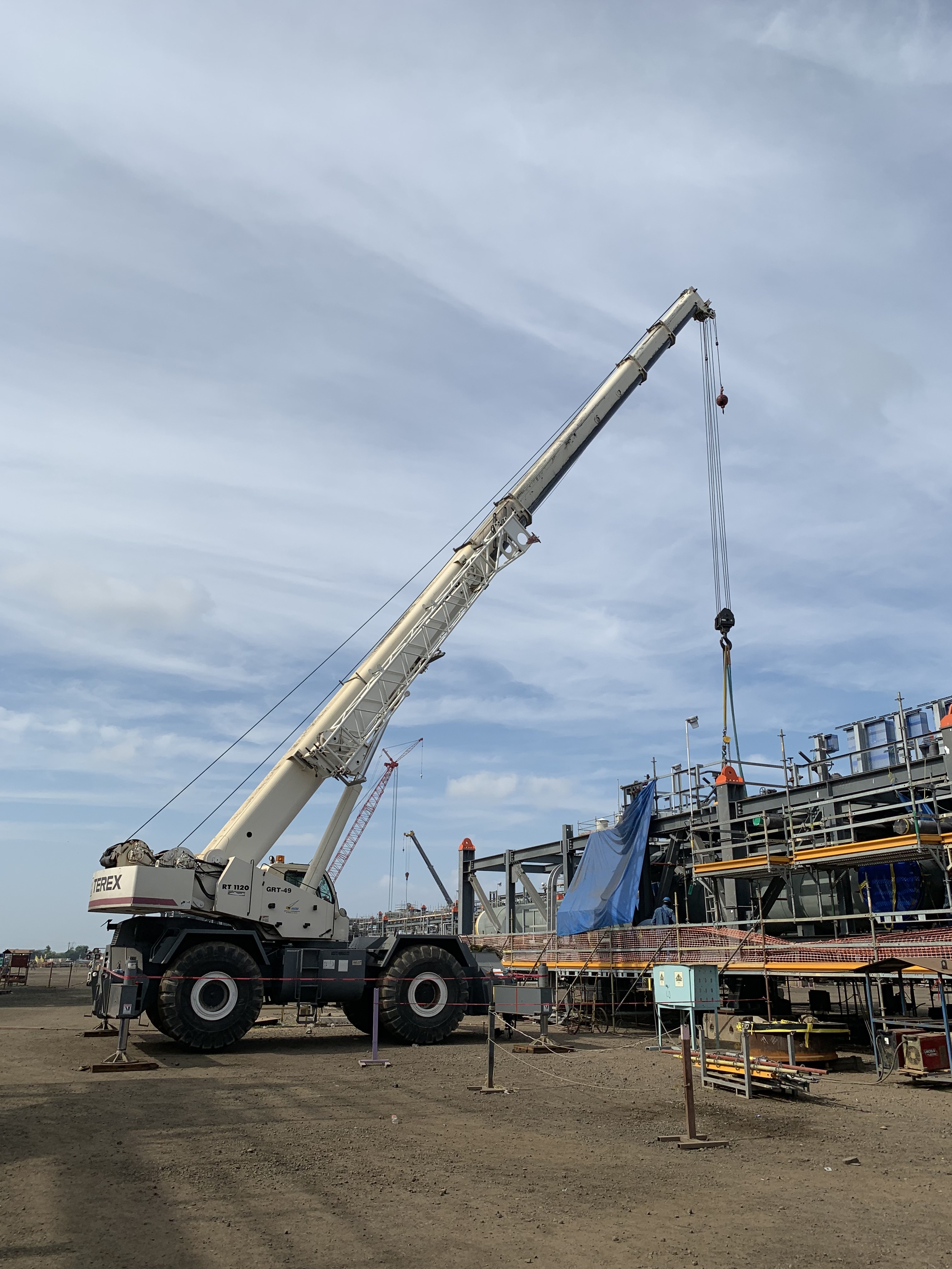 Grúa Terex RT1120 en maniobra dentro de planta industrial
