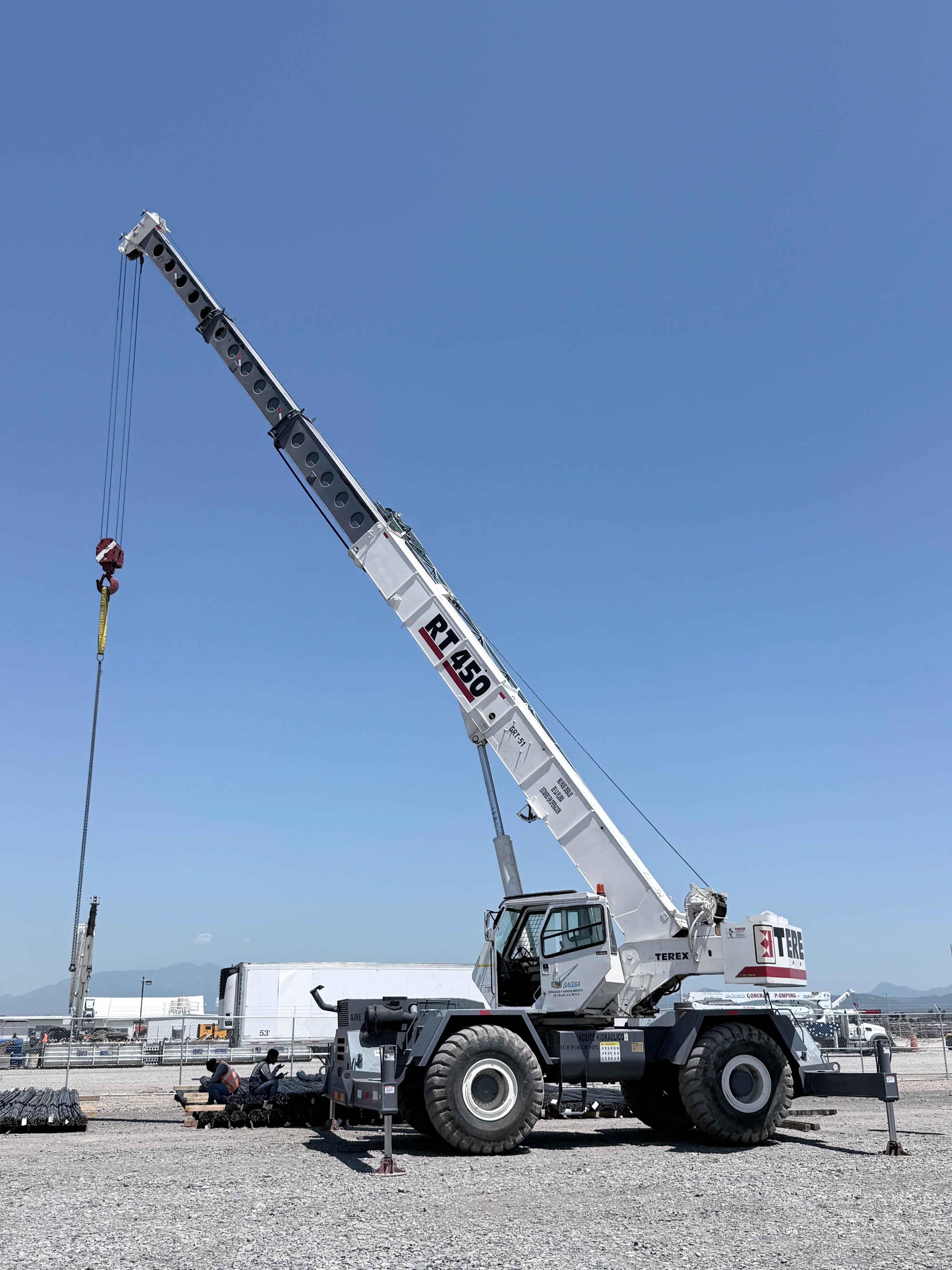 Grúa Terex RT450 en maniobra de varilla en obra