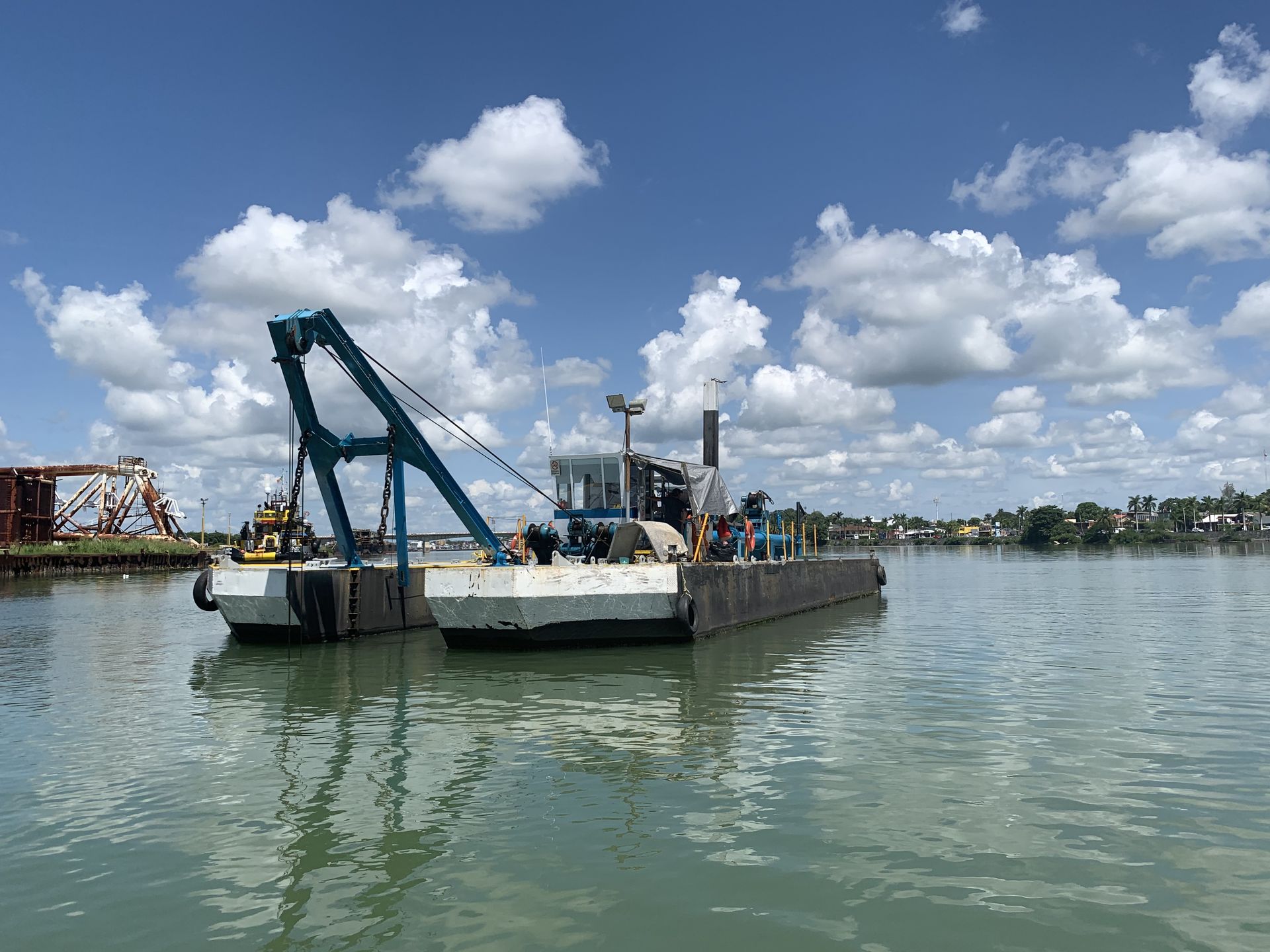 Draga marina de succión con cortador de Grupo GTC en operación de dragado