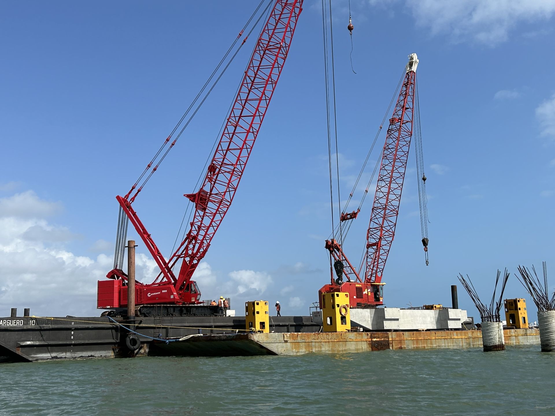 Grúas estructurales sobre orugas Manitowoc de Grupo GTC en obra portuaria